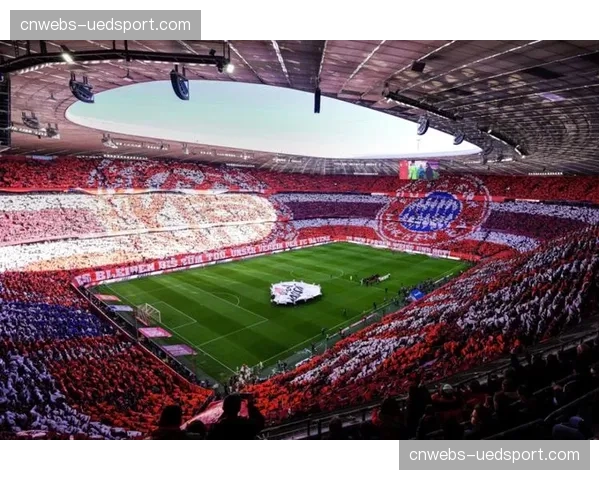 马赛球迷远征看台巨型Tifo致敬已故传奇，主场观众集体默哀一分钟