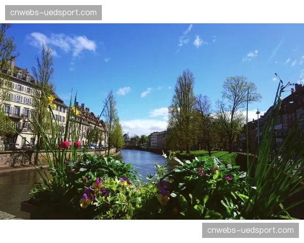 大雪纷飞中的对决，斯特拉斯堡主场草皮迅速被白雪覆盖