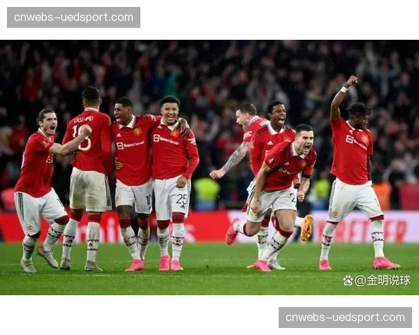 奥卡福双响助利兹联历史性客场击败曼联，球迷疯狂庆祝